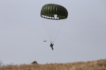 parachute-1079351_640